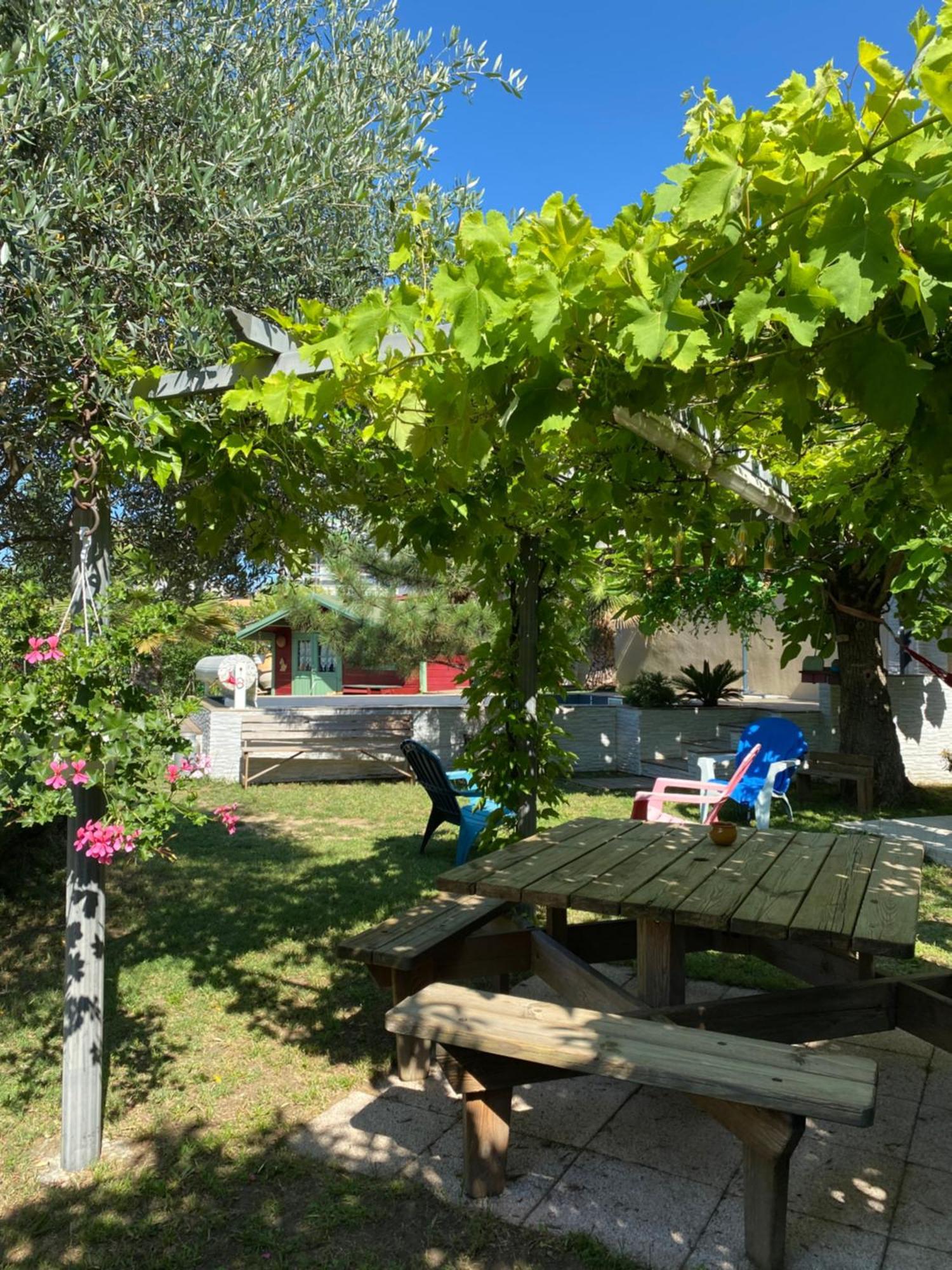 Chambre D'Hotes Le Cypres Bleu Roussillon  Eksteriør bilde